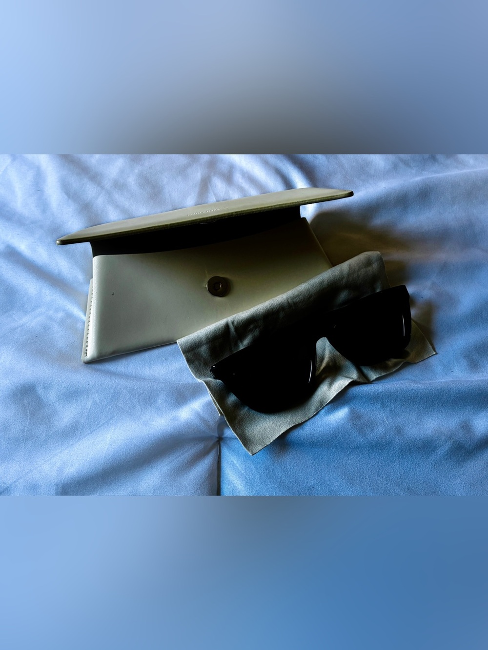 HUE Black Sunglasses with GENTLE MONSTER Cream Case